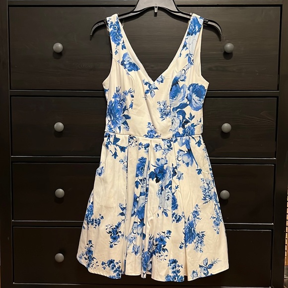 Trixxi Dresses & Skirts - TRIXXI white/blue floral dress  Size 5 USED ONCE *has pockets*